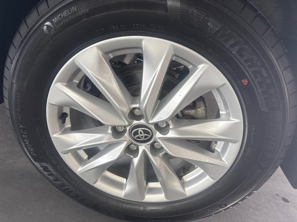 2024 Toyota COROLLA CROSS LE in Cowansville, Quebec - 11 - w1024h768px