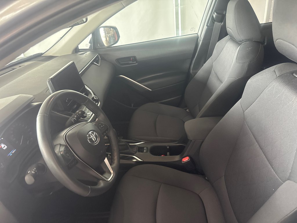 2024 Toyota COROLLA CROSS LE in Cowansville, Quebec - 8 - w1024h768px
