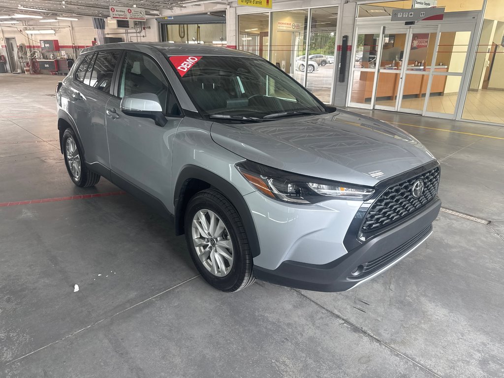 2024 Toyota COROLLA CROSS LE in Cowansville, Quebec - 6 - w1024h768px