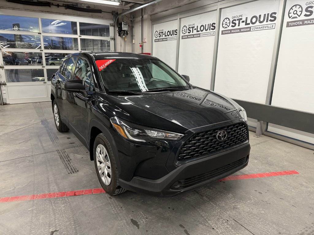 2024 Toyota Corolla Cross L AWD in Cowansville, Quebec - 5 - w1024h768px