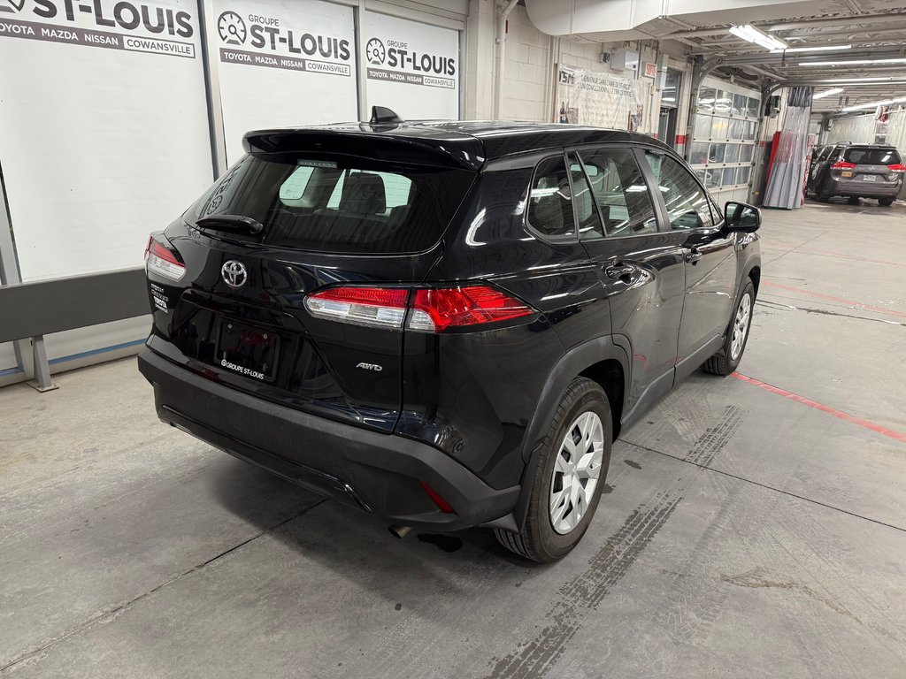 2024 Toyota Corolla Cross L AWD in Cowansville, Quebec - 7 - w1024h768px