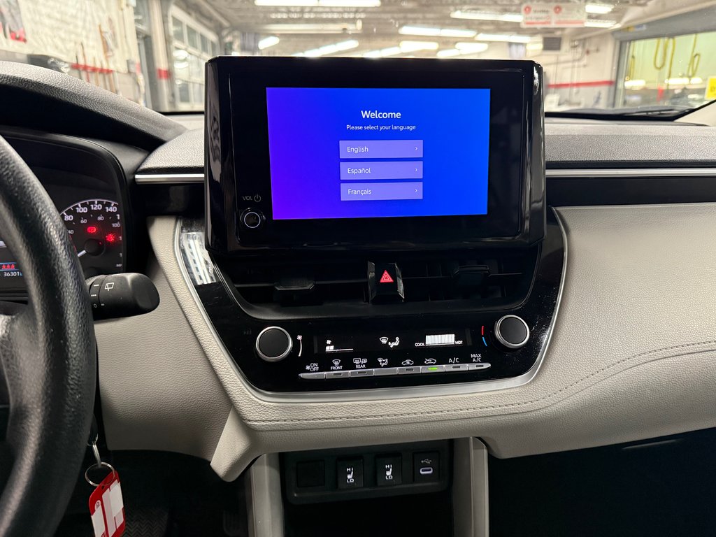 2024 Toyota Corolla Cross L AWD in Cowansville, Quebec - 17 - w1024h768px