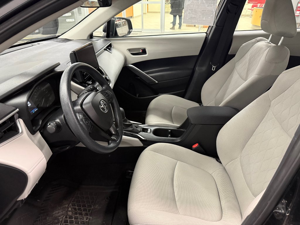 2024 Toyota Corolla Cross L AWD in Cowansville, Quebec - 14 - w1024h768px