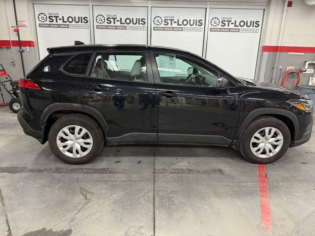 2024 Toyota Corolla Cross L AWD in Cowansville, Quebec - 6 - w1024h768px