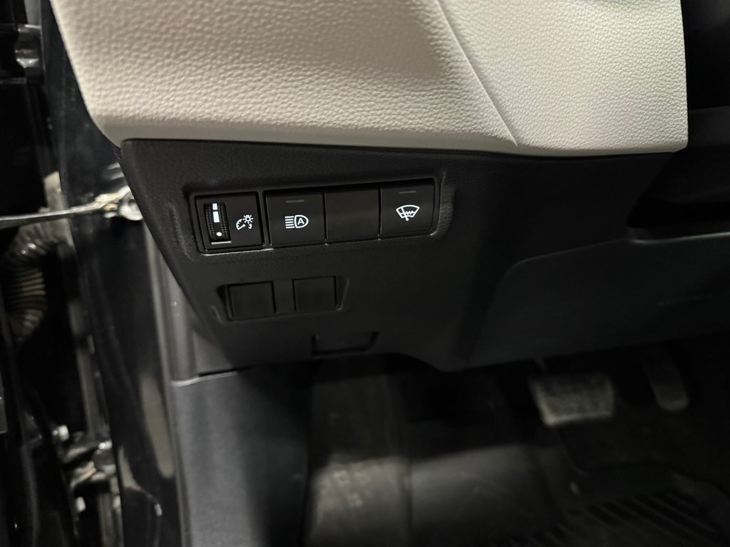 2024 Toyota Corolla Cross L AWD in Cowansville, Quebec - 16 - w1024h768px