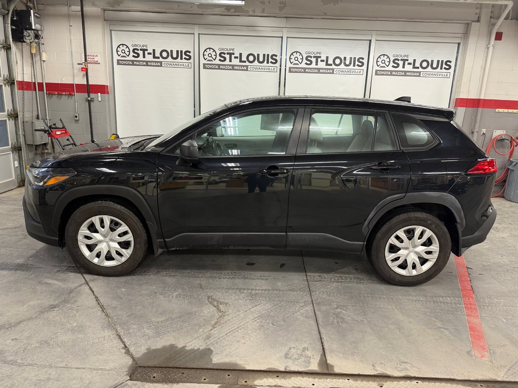 2024 Toyota Corolla Cross L AWD in Cowansville, Quebec - 3 - w1024h768px