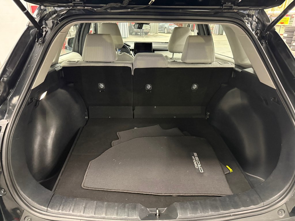 2024 Toyota Corolla Cross L AWD in Cowansville, Quebec - 11 - w1024h768px