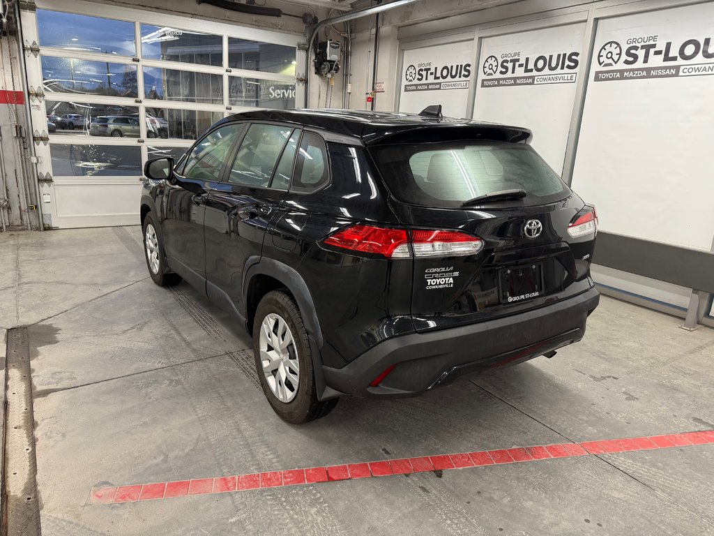 2024 Toyota Corolla Cross L AWD in Cowansville, Quebec - 4 - w1024h768px