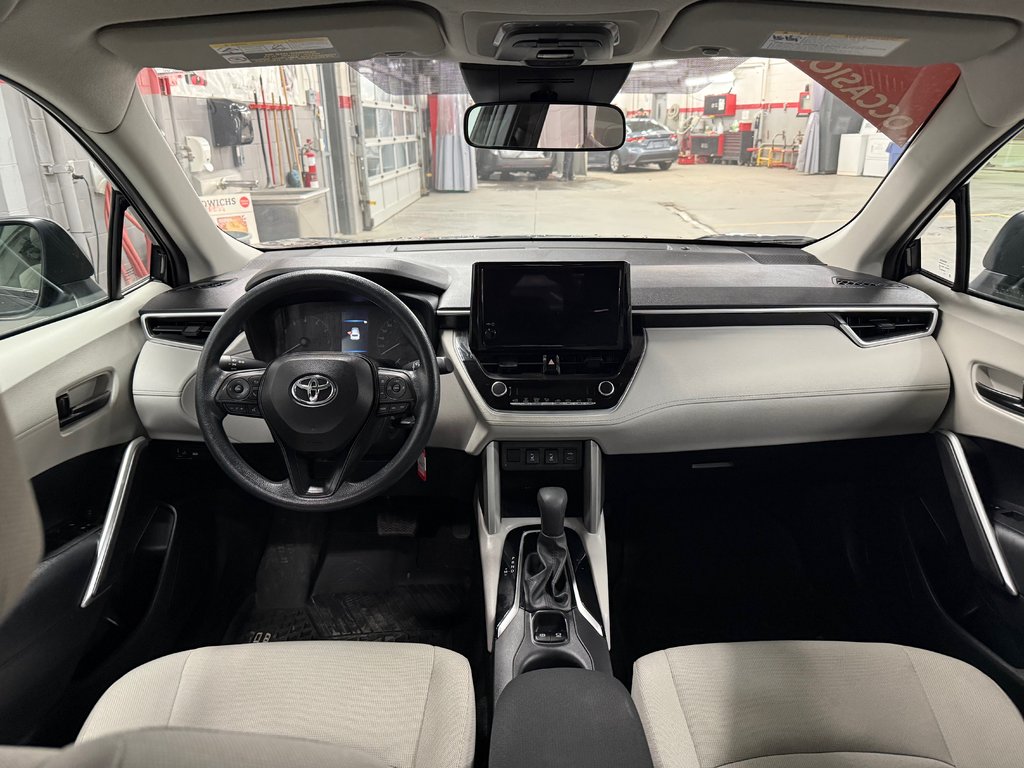 2024 Toyota Corolla Cross L AWD in Cowansville, Quebec - 13 - w1024h768px