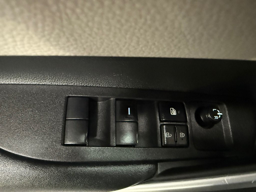 2024 Toyota Corolla Cross L AWD in Cowansville, Quebec - 15 - w1024h768px
