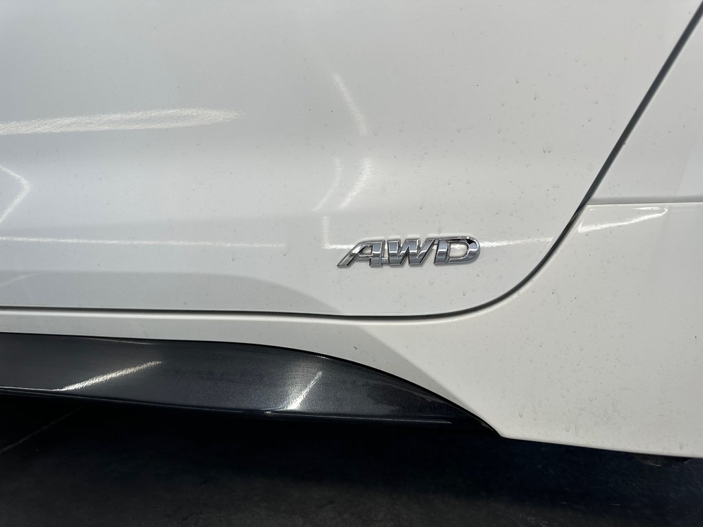 2025 Toyota COROLLA HYBRID SE AWD in Cowansville, Quebec - 17 - w1024h768px