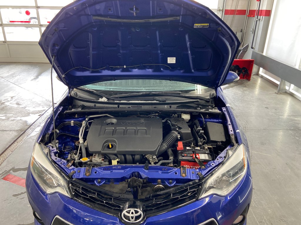 2015 Toyota Corolla S in Cowansville, Quebec - 12 - w1024h768px