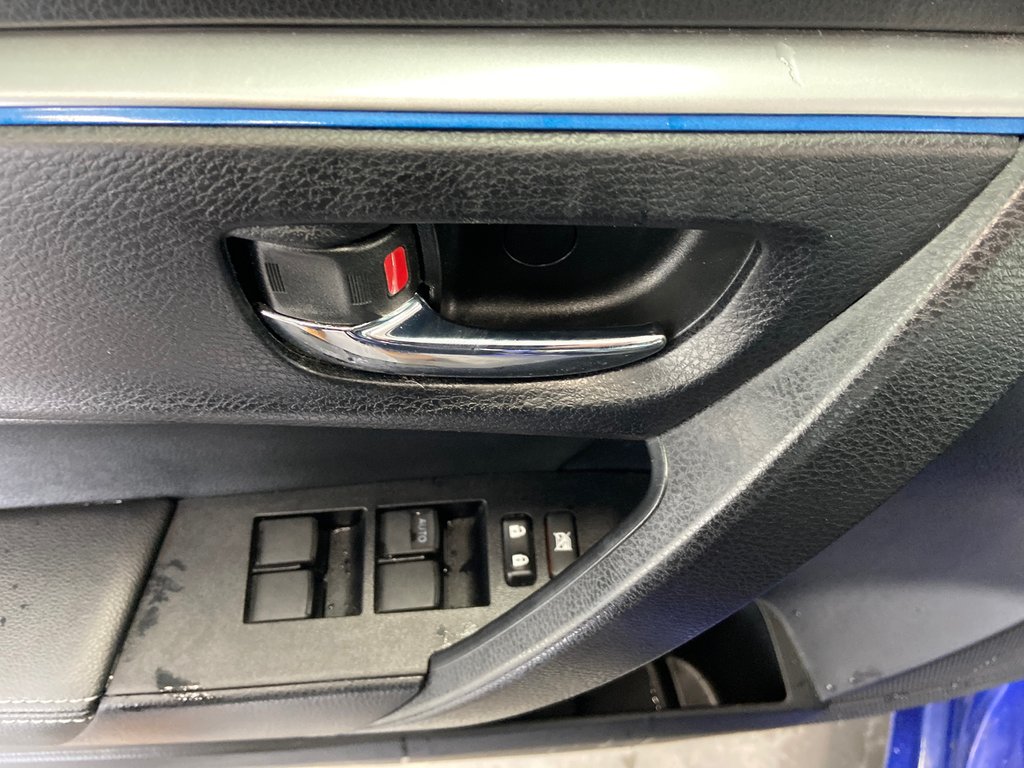 2015 Toyota Corolla S in Cowansville, Quebec - 18 - w1024h768px