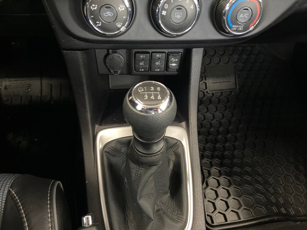 2015 Toyota Corolla S in Cowansville, Quebec - 25 - w1024h768px