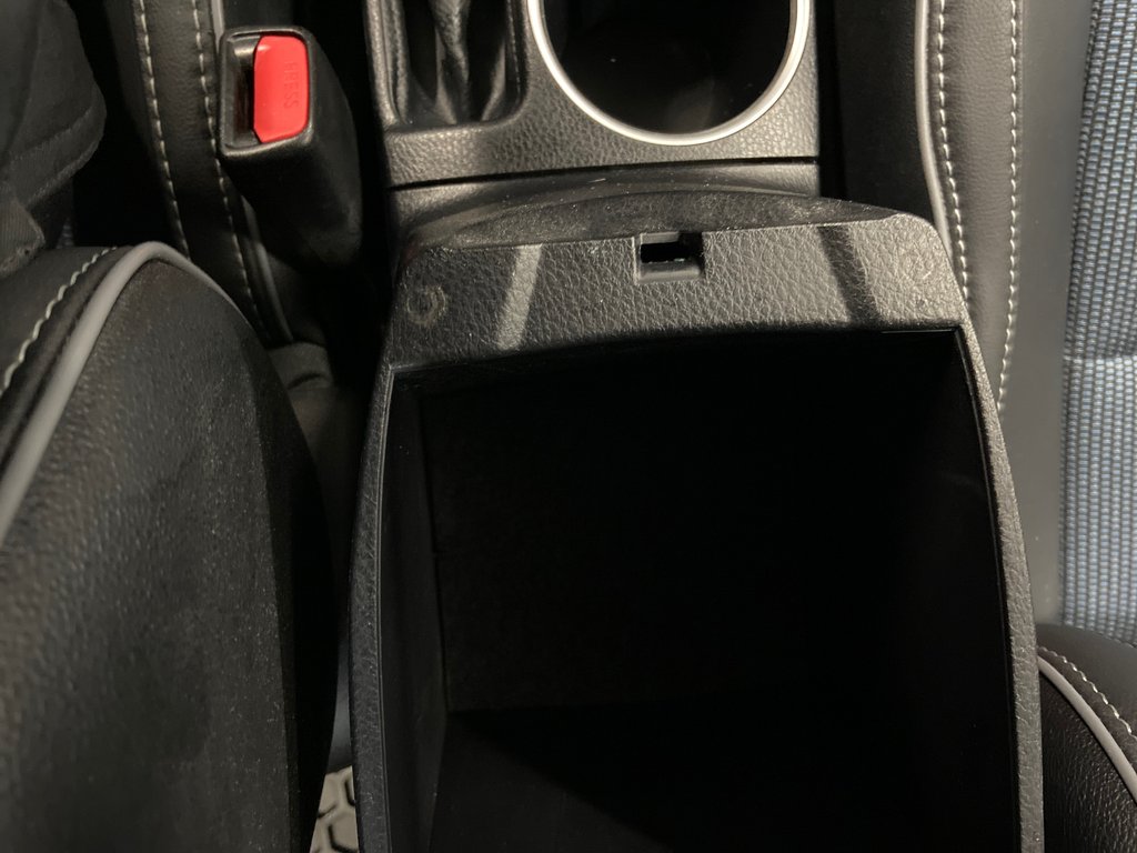 2015 Toyota Corolla S in Cowansville, Quebec - 28 - w1024h768px