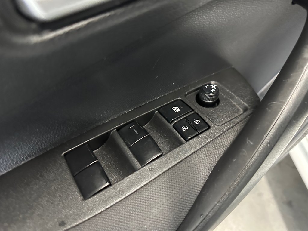 2021 Toyota Corolla Le in Cowansville, Quebec - 14 - w1024h768px