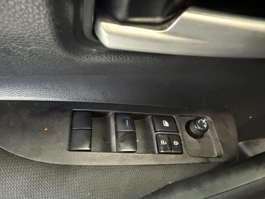 2021 Toyota Corolla LE in Cowansville, Quebec - 15 - w1024h768px