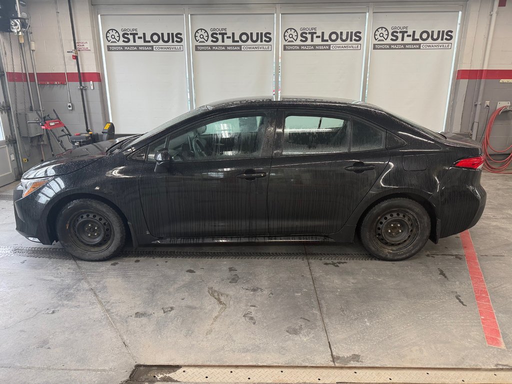 2021 Toyota Corolla LE in Cowansville, Quebec - 3 - w1024h768px