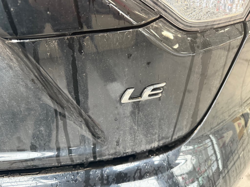 2021 Toyota Corolla LE in Cowansville, Quebec - 10 - w1024h768px