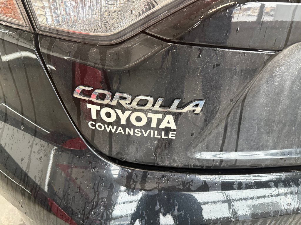 2021 Toyota Corolla LE in Cowansville, Quebec - 9 - w1024h768px
