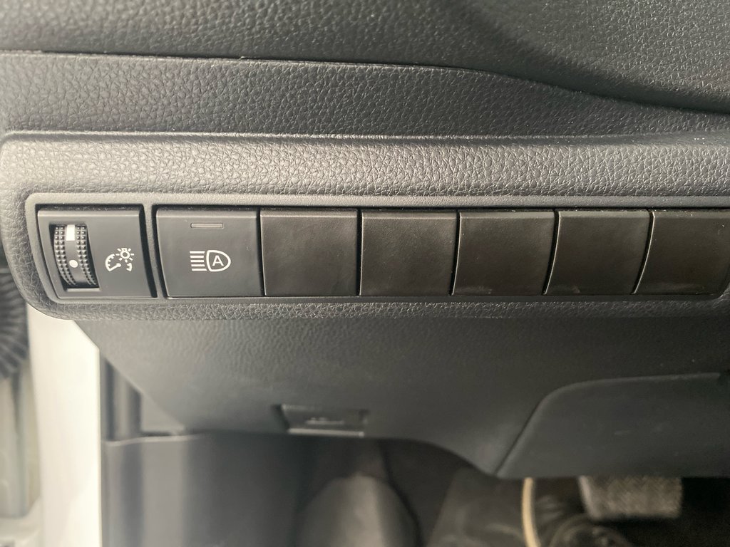 2022 Toyota Corolla L in Cowansville, Quebec - 10 - w1024h768px