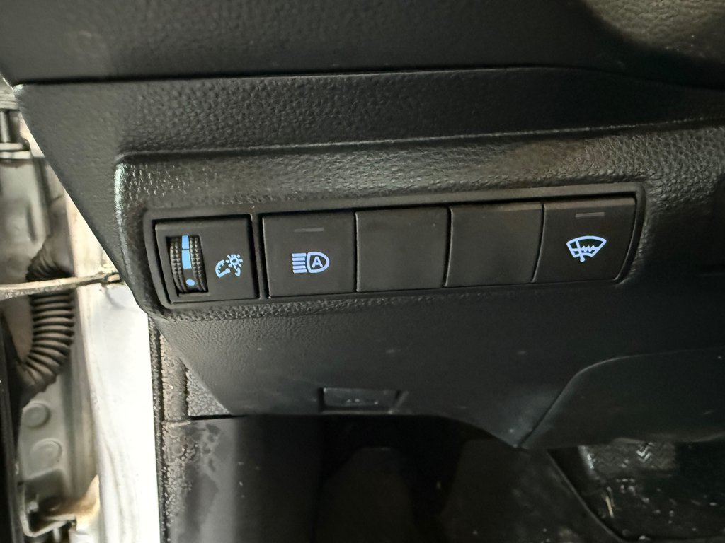 2022 Toyota Corolla Hybrid in Cowansville, Quebec - 15 - w1024h768px