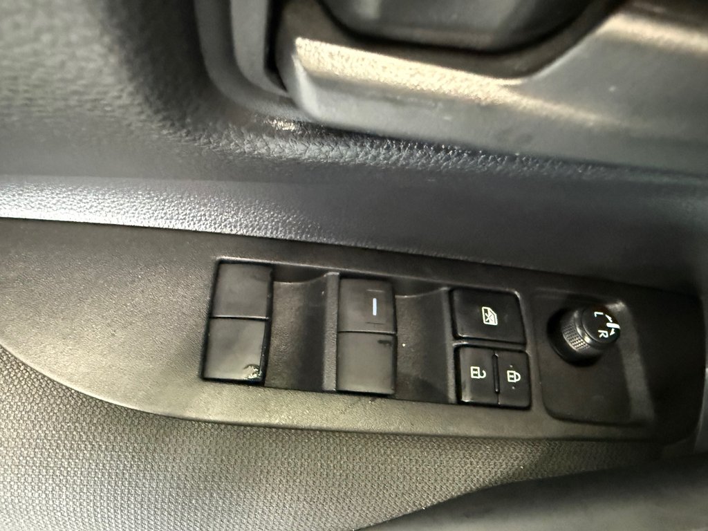 Toyota Corolla LE AWD 2025 à Cowansville, Québec - 15 - w1024h768px
