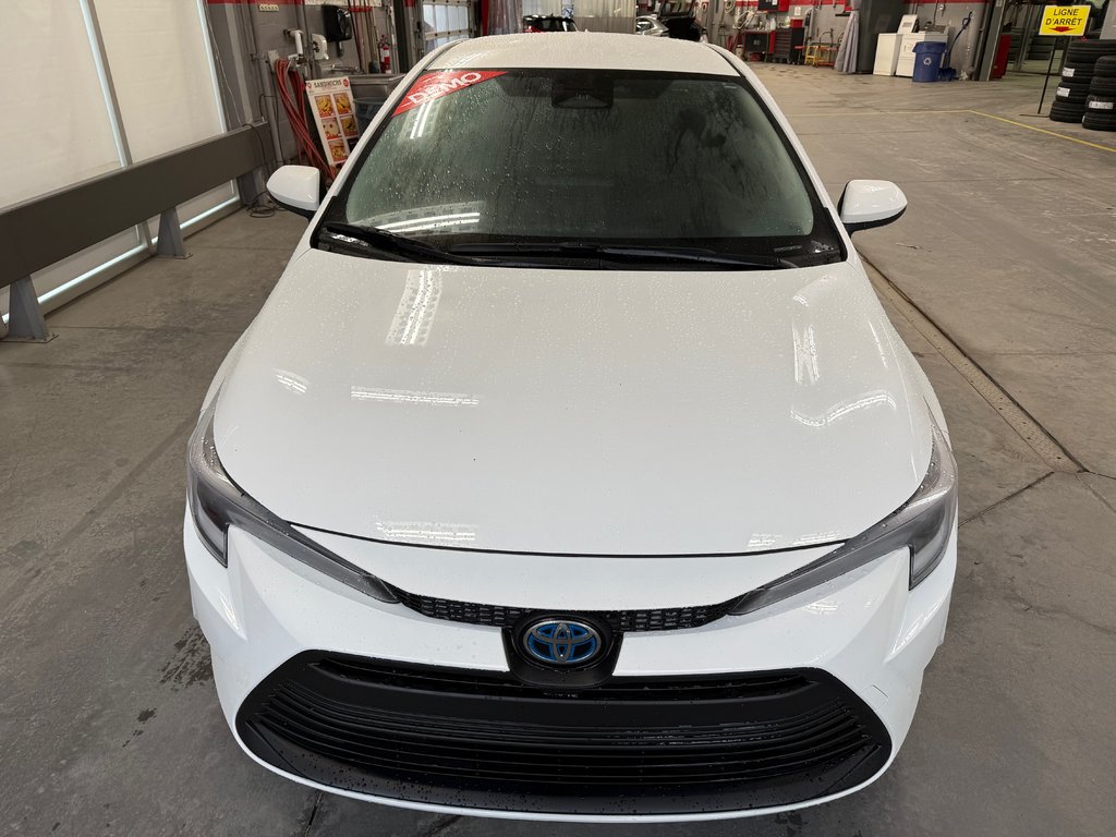 Toyota Corolla LE AWD 2025 à Cowansville, Québec - 2 - w1024h768px