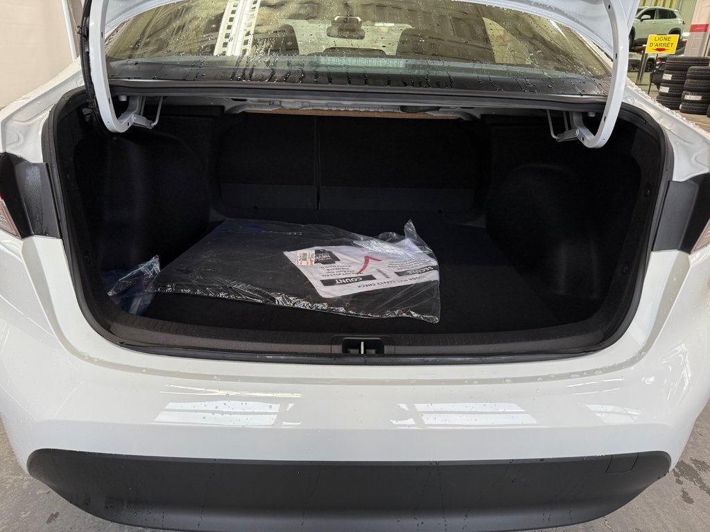 Toyota Corolla LE AWD 2025 à Cowansville, Québec - 11 - w1024h768px