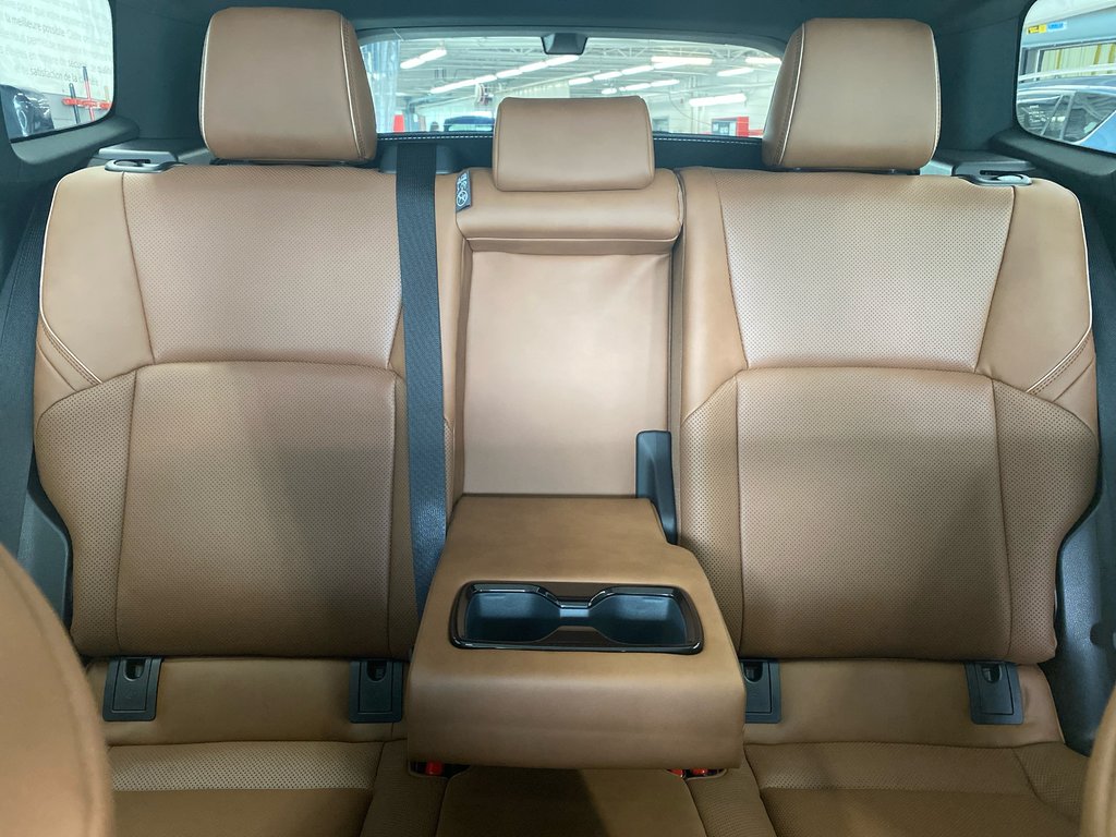 2025 Toyota Crown Signia Limited in Cowansville, Quebec - 10 - w1024h768px