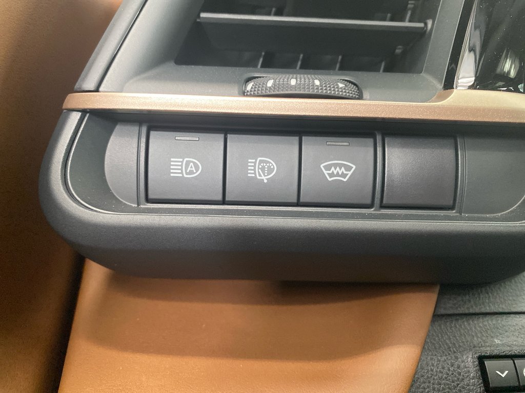 2025 Toyota Crown Signia Limited in Cowansville, Quebec - 15 - w1024h768px