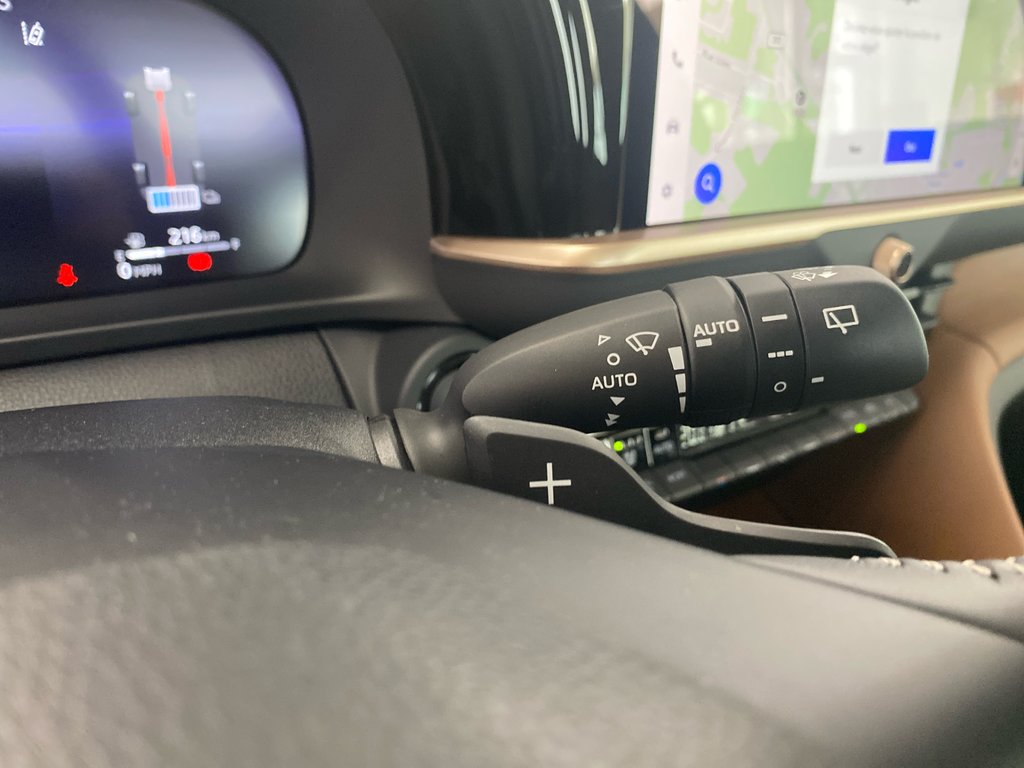 2025 Toyota Crown Signia Limited in Cowansville, Quebec - 21 - w1024h768px