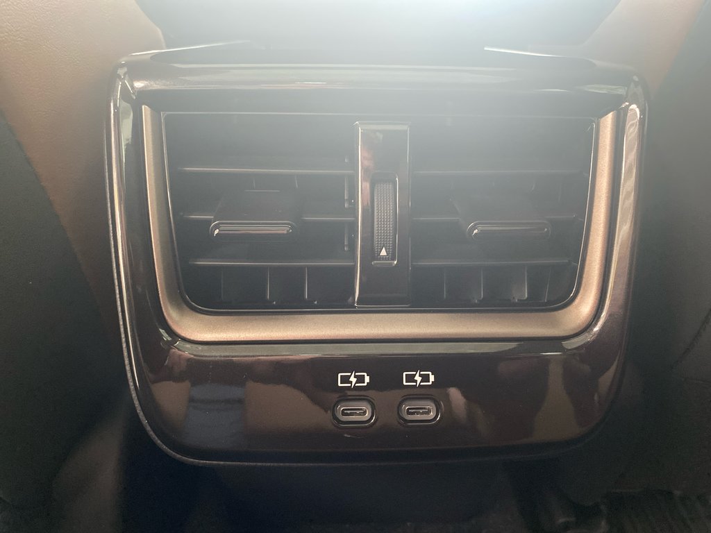 2025 Toyota Crown Signia Limited in Cowansville, Quebec - 11 - w1024h768px