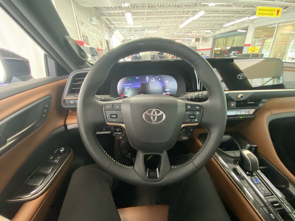 2025 Toyota Crown Signia Limited in Cowansville, Quebec - 17 - w1024h768px