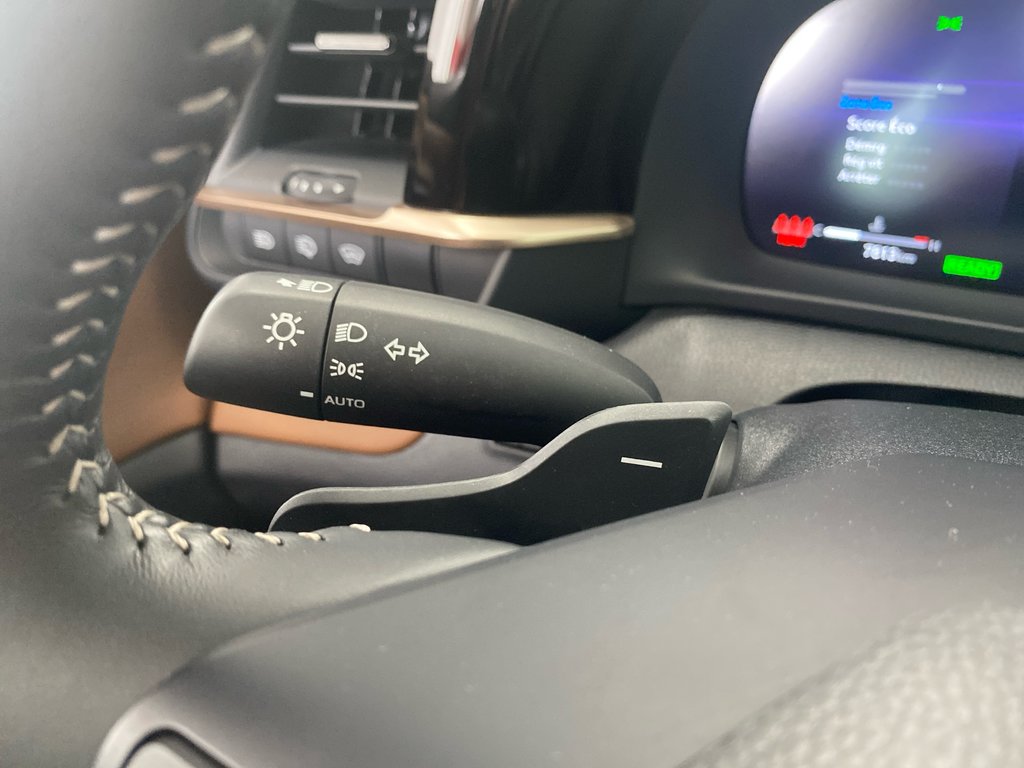 2025 Toyota Crown Signia Limited in Cowansville, Quebec - 19 - w1024h768px