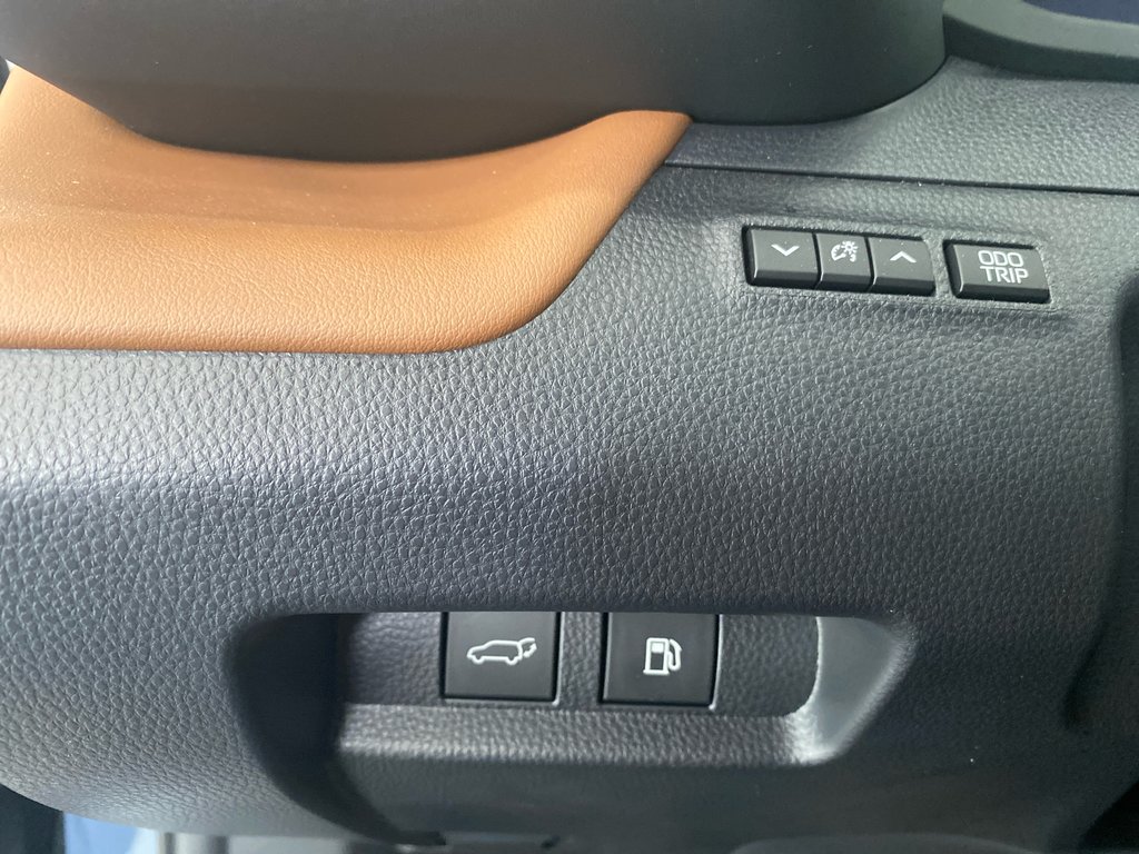 2025 Toyota Crown Signia Limited in Cowansville, Quebec - 14 - w1024h768px