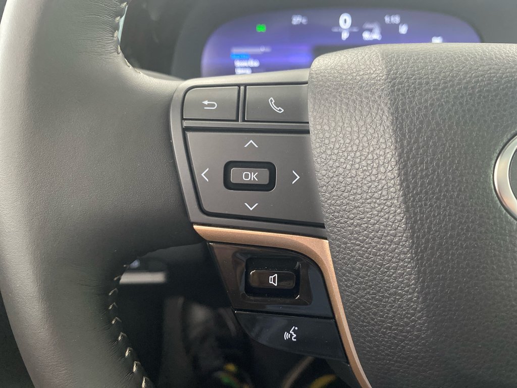2025 Toyota Crown Signia Limited in Cowansville, Quebec - 18 - w1024h768px