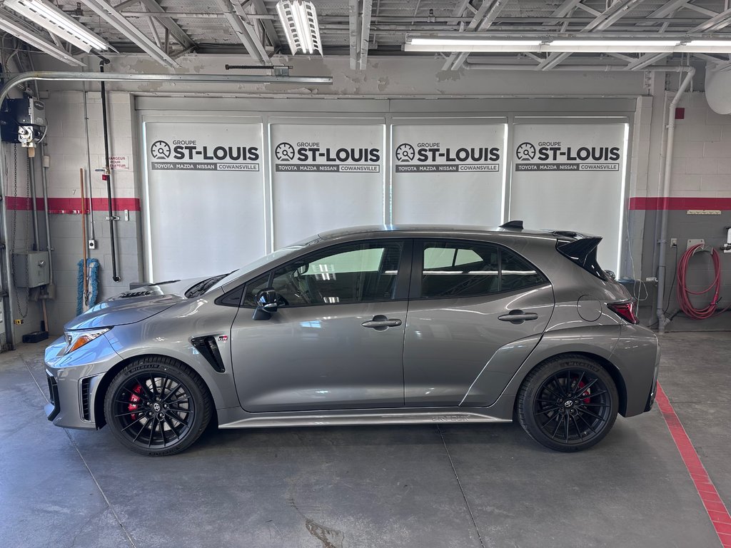 Toyota GR Corolla Premium AWD Beaucoup d'option ajouté 2025 à Cowansville, Québec - 2 - w1024h768px