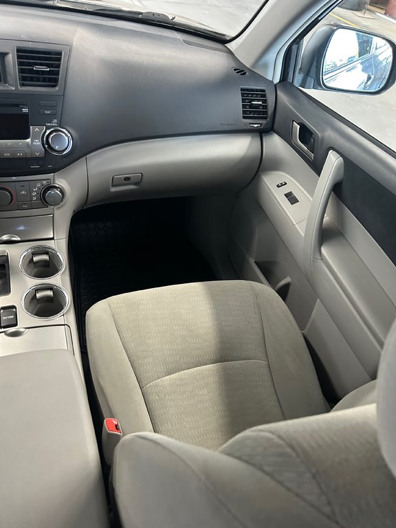 2012 Toyota Highlander LE / 4WD in Cowansville, Quebec - 19 - w1024h768px