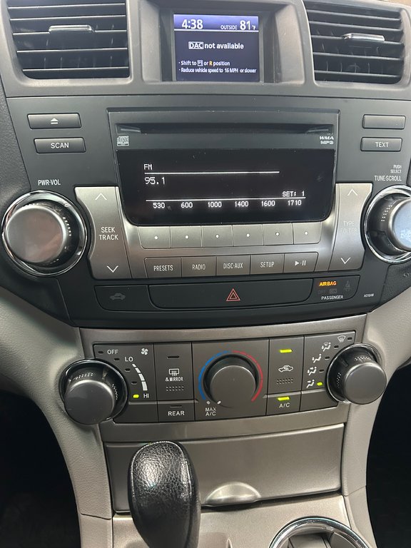 2012 Toyota Highlander LE / 4WD in Cowansville, Quebec - 28 - w1024h768px
