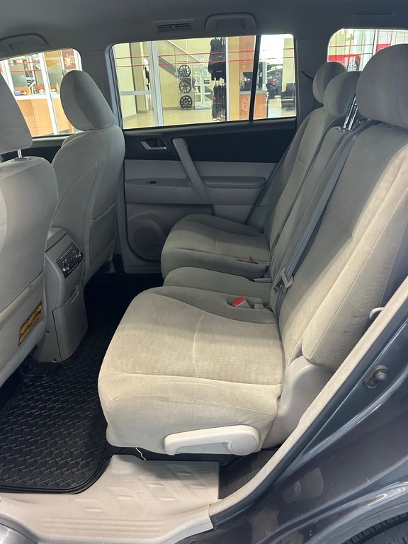 2012 Toyota Highlander LE / 4WD in Cowansville, Quebec - 16 - w1024h768px