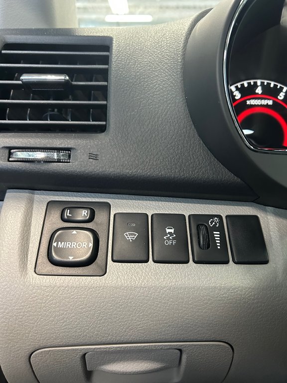 2012 Toyota Highlander LE / 4WD in Cowansville, Quebec - 23 - w1024h768px