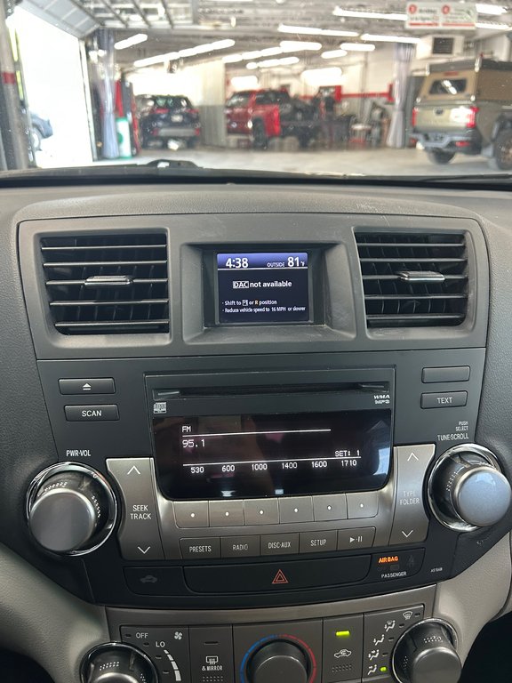 2012 Toyota Highlander LE / 4WD in Cowansville, Quebec - 26 - w1024h768px