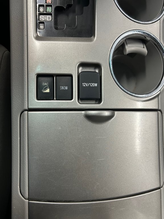 2012 Toyota Highlander LE / 4WD in Cowansville, Quebec - 31 - w1024h768px