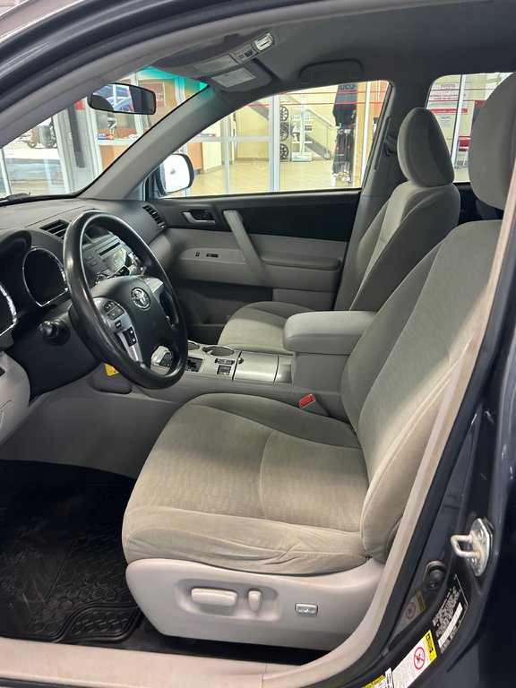 2012 Toyota Highlander LE / 4WD in Cowansville, Quebec - 21 - w1024h768px