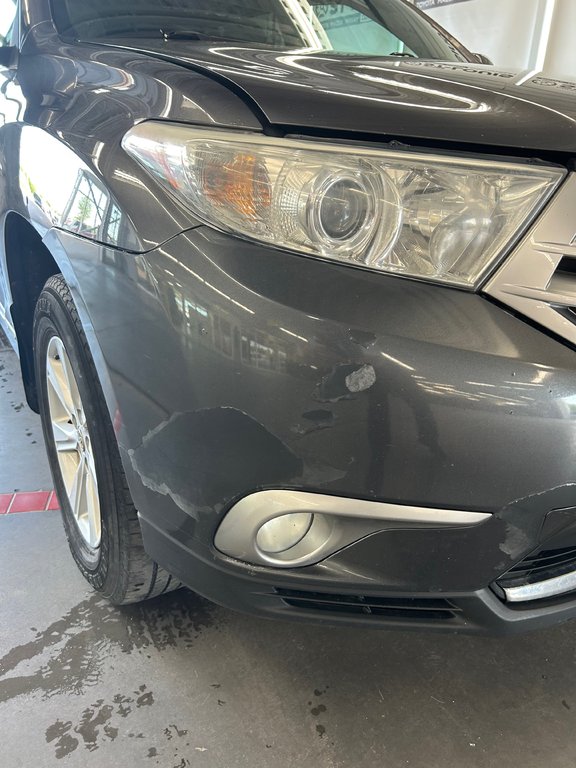 2012 Toyota Highlander LE / 4WD in Cowansville, Quebec - 12 - w1024h768px