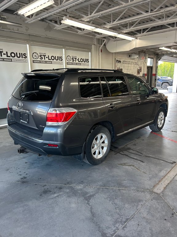 2012 Toyota Highlander LE / 4WD in Cowansville, Quebec - 9 - w1024h768px