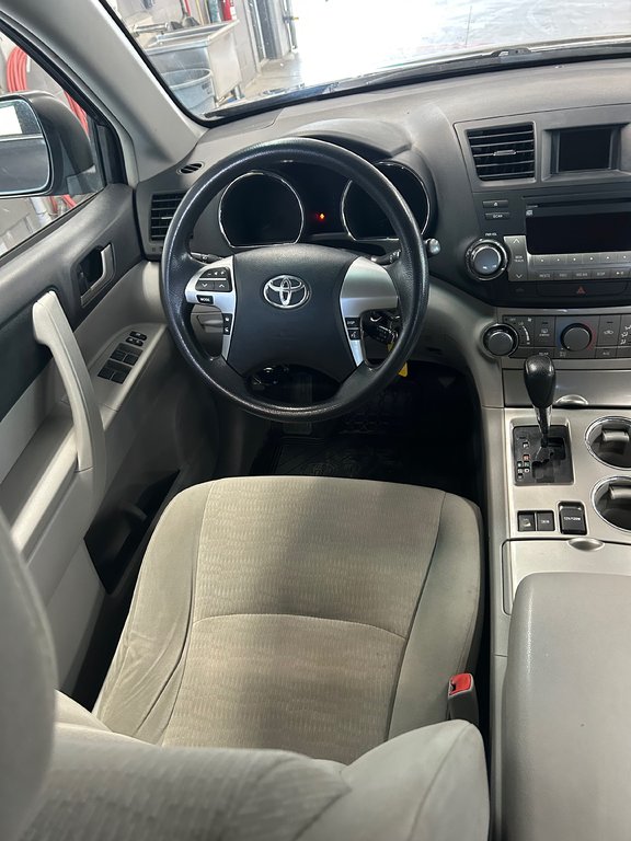 2012 Toyota Highlander LE / 4WD in Cowansville, Quebec - 20 - w1024h768px