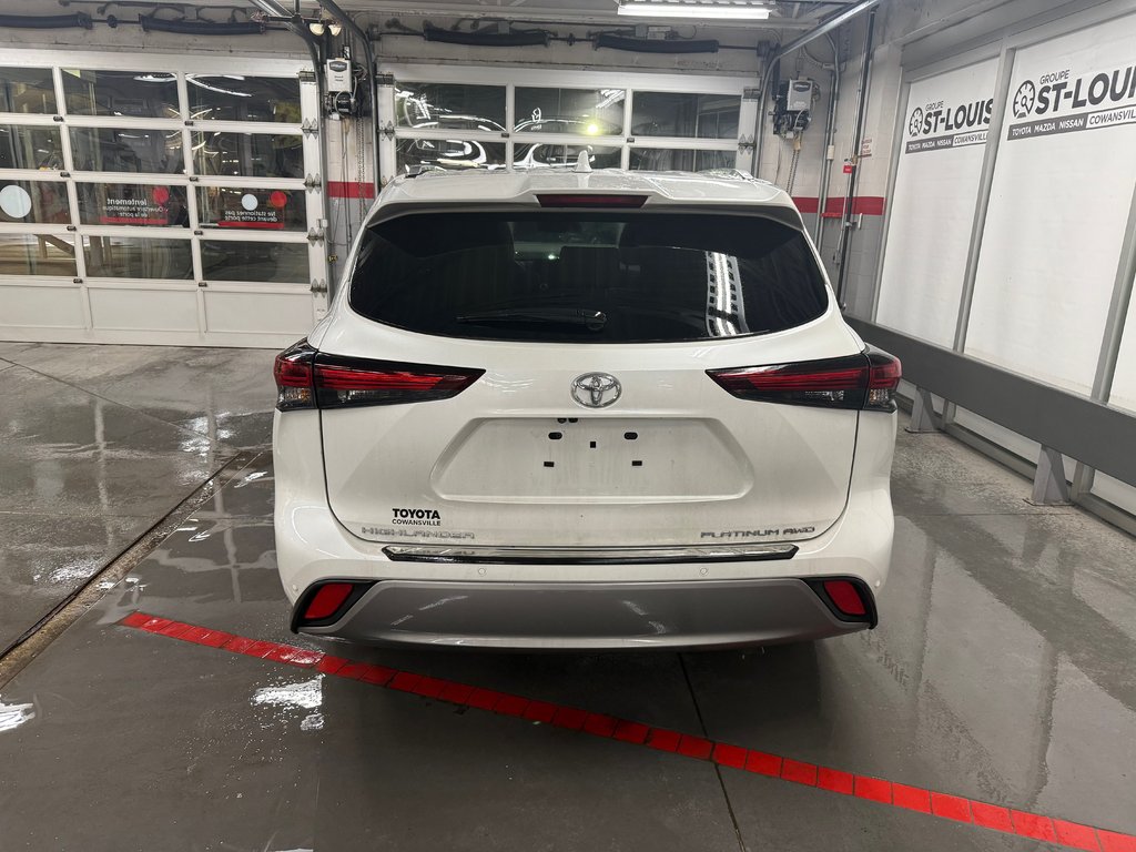 2024 Toyota Highlander Limited AWD in Cowansville, Quebec - 4 - w1024h768px