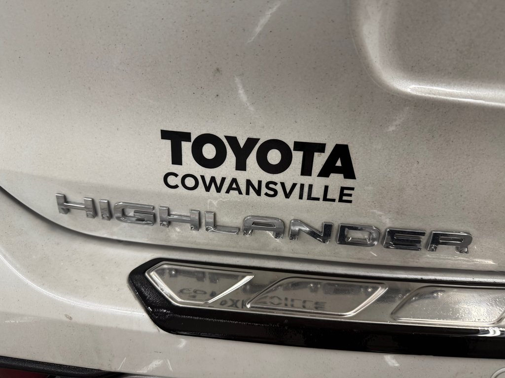 2024 Toyota Highlander Limited AWD in Cowansville, Quebec - 5 - w1024h768px
